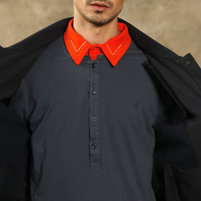 Camiseta manga larga cuello henley basalto